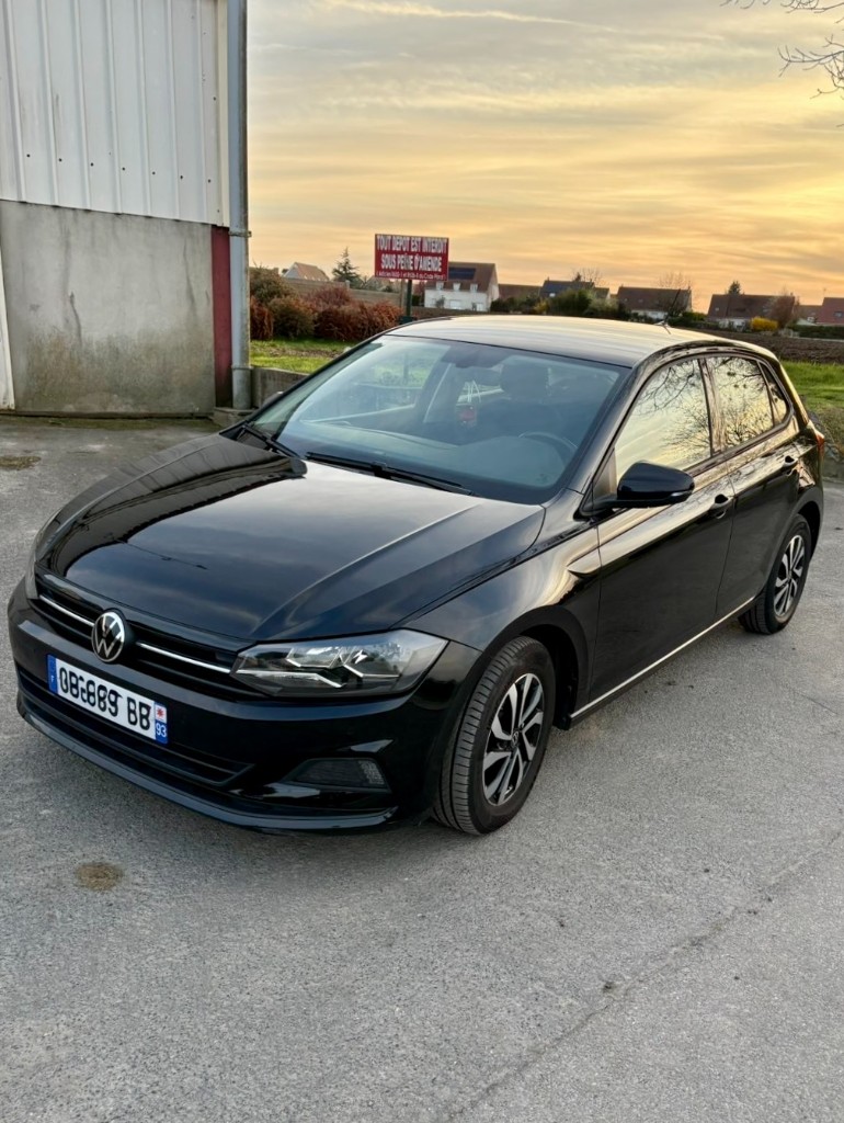 Volkswagen Polo Active noire - vue avant 2